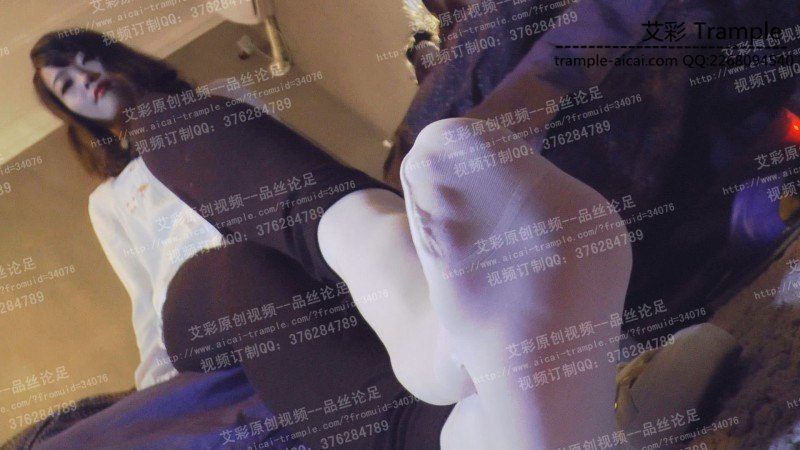 馨雨裸足短白丝