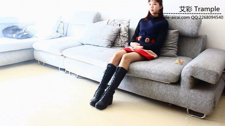 贱狗跪舔00后天使女主长靴被全体重踩下面！