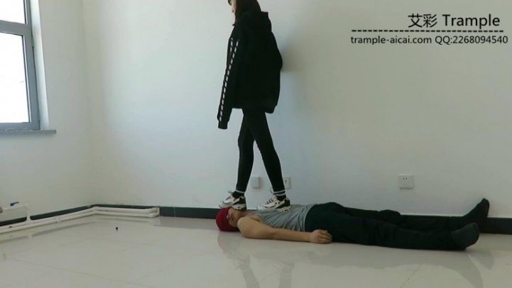 00后天使女主运动鞋;黑棉袜;裸足踩玩贱狗!