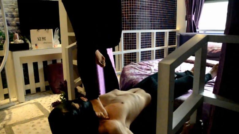 『奴隶岛』—婷婷人桥踩踏