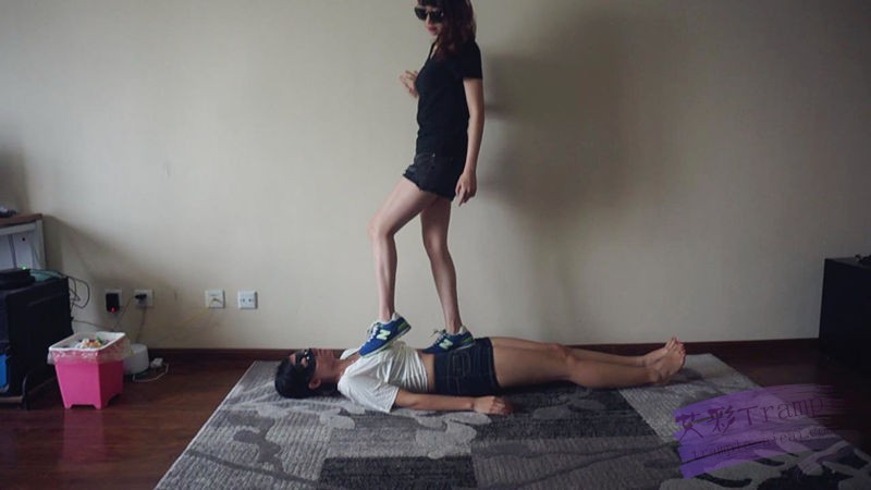 『小妮女女』白袜运动鞋的羞辱践踏女奴