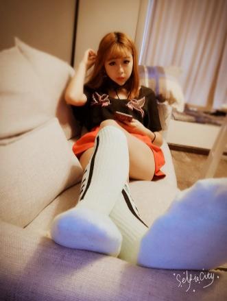 高档酒吧戏弄脚奴