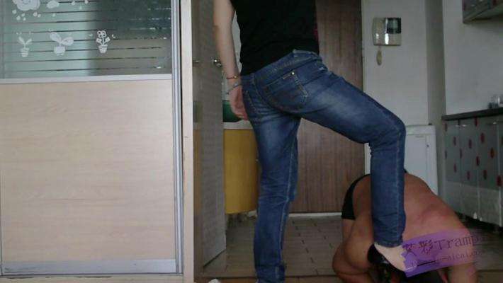 玲主皮鞭虐打踩踏