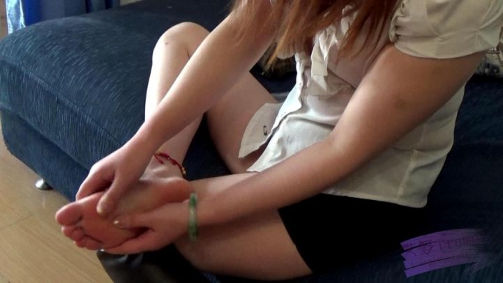 玥玥过膝黑色高筒靴扭伤按摩