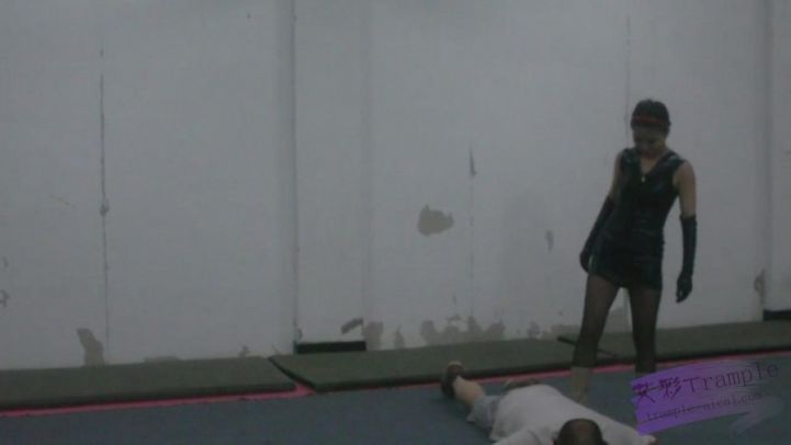 黑皮衣狠辣女警潜入（2）—高抬腿踩脖子踩死吐血