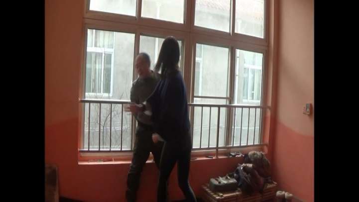 组织女打手吊打逃跑者