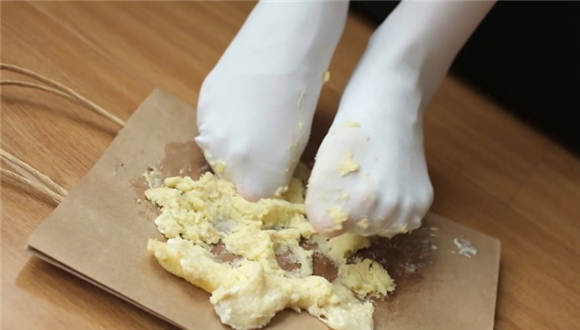 漂亮小妹妹白丝踩蛋糕