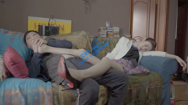 大叔吻舔性感美丝足