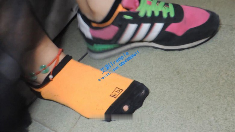 脱地铁站实习生棉袜玩玉足，一脸怀疑的眼神