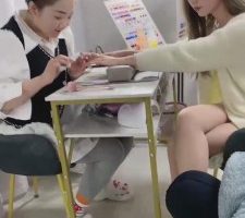 【二宝】素人在场-美甲店当众玩素人 bf10956