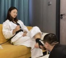 【LAPAPA】初六40码大脚跆拳道疯狂脚耳光强迫贱货舔脚 大脚踹扁贱狗 YC-220804-4