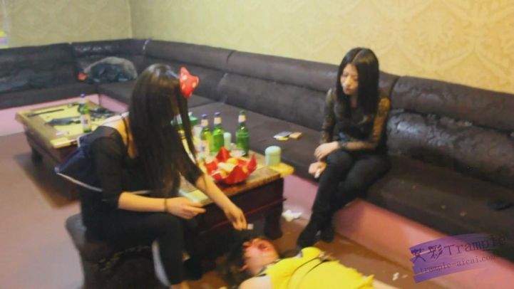 KTV两长发美女S极度羞辱（五）