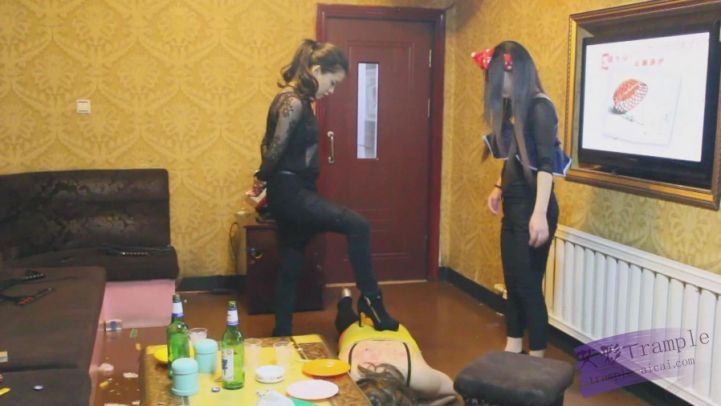 KTV两长发美女S极度羞辱(六)