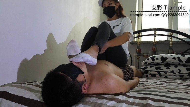 鸽宝原创真实一个月脏袜子调教舔舐塞嘴坐脸