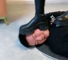 【麋鹿银儿】带素人小姐姐全体重踩狗 bf21155