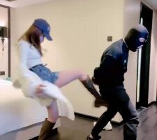 【Uuu】皮靴暴力踢裆/全体重跳踩地毯 bf25014