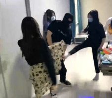 【精神小妹】5S素人学生主群殴-轮流爆踹踩踏/原味羞辱 bf28360