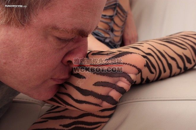 臭丝袜踩脸搬站！NylonWorship会员正片174部 O-201017-2