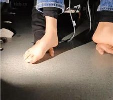 【樱樱】空姐S电影院羞辱玩虐脚下奴【三】 JS240207-11