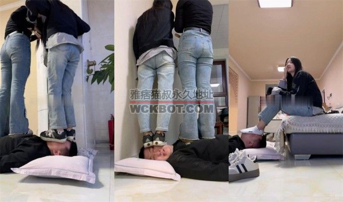 两个精神小妹的脏臭鞋底践踏羞辱与脚底闻舔