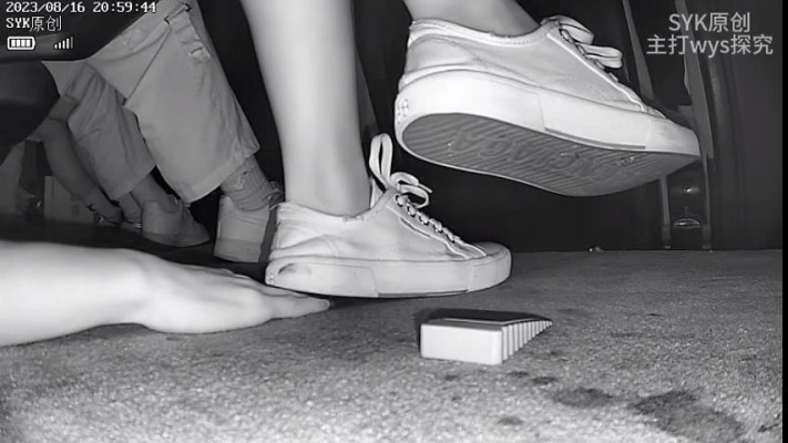 B713 – 无意识帆布小白鞋乱跺+踩满手 bf44917