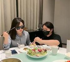 【辣姐】母畜-伺候就餐-小白鞋白袜清理舔 /吃袜子/头压马桶 bf47178