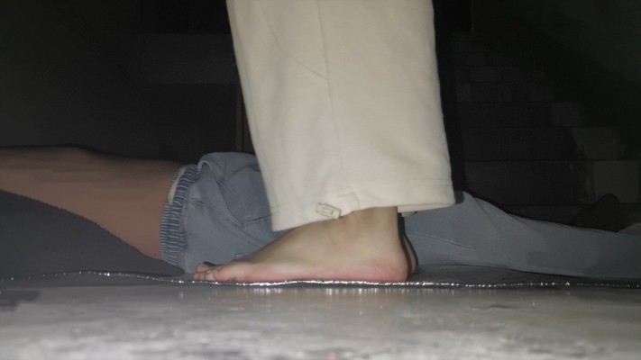 素人高中透子第一次踩肚子，楼梯道（上部）ACYC-3936