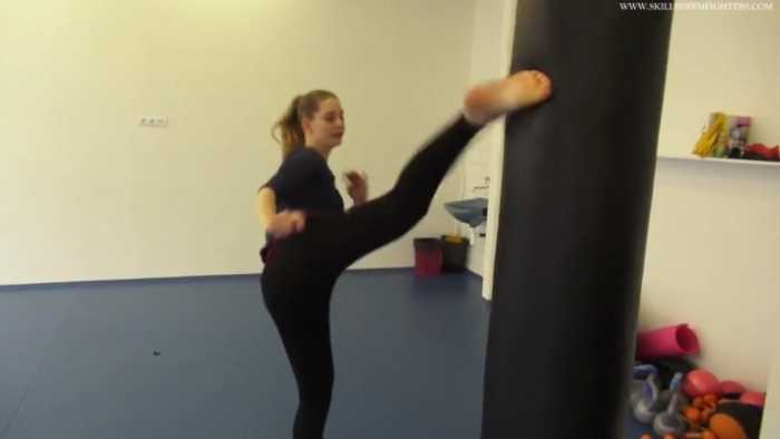 最强美女格斗家Lenka绝强腿法踢爆狗头！狗头横飞！踢裆踹脸！bf11446