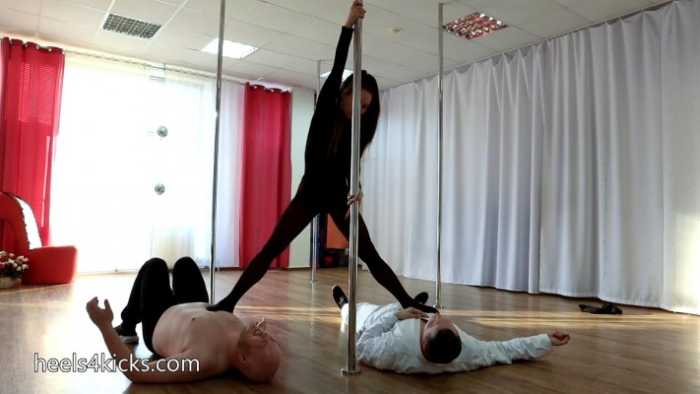 巨羞辱！格斗家败在钢管舞女的臭丝袜脚下!被钢管舞女踩着跳舞!bf8982