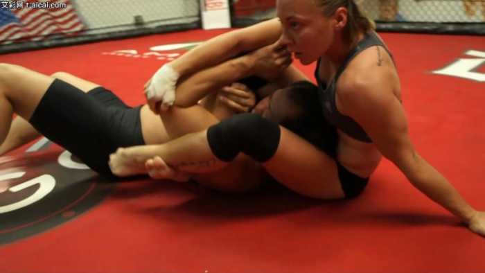 亚裔小伙被白妹KO踩在脚下！这种实力还来打擂台？被白妹KO  JS241209~16