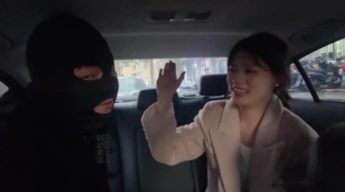 【素人挖掘机】素人S-雪地靴棉袜车内玩虐 JS250106-25