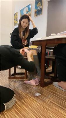 【安主子】情侣主虐绿帽-脚下喂食 JS250213-2