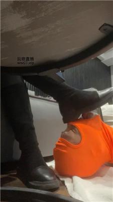 【玥野兔】桌底视角-长靴黑丝脚蹂躏 JS250228-13