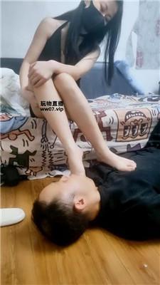 【绾绾】裸足踩踏恋足舔 JS250510-19