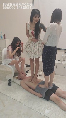 【素人S】三个漂亮小姐姐高跟群踩第二波 YC-250610