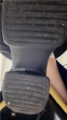 【酒鸽】桌底裸足白丝小皮鞋    250802-9