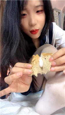 【母狗妈妈】脚踩食物喂食    251217-12