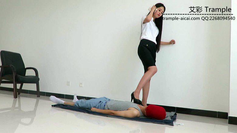 老师天依女主高跟踩贱狗！