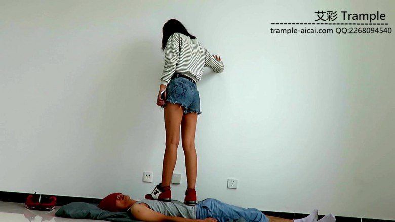 甜美媛媛女主运动鞋蹦踩贱狗踩头下下体羞辱！