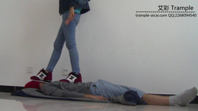 萌主运动鞋践踏贱狗30多分钟！