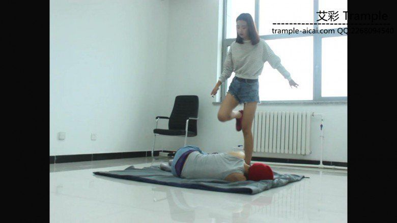 甜美媛媛女主踢打贱狗蹦跳踩踏！