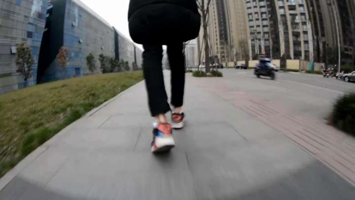 『奴隶岛』—强迫清理脏鞋臭袜子、喝泡袜茶