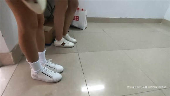 小鱼姐姐和雯雯小白鞋踢踩馒头砸中摄影