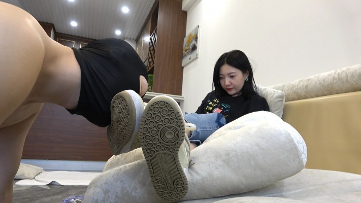 【彼岸花】运动鞋暴踩废物，舔食鞋底 YC-220628-8