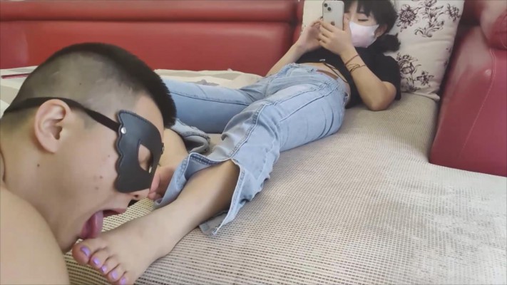 【00后小彤】遛狗回家让贱狗清理鞋底喝袜子水 YC-220711