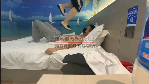 素人大学生小皮鞋跳踩全体重裸足踩脖子 YC-231212