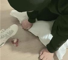 【樊樊】跪舔高帮脏鞋/踩狗爪/黑丝脚插嘴 JS231217-12