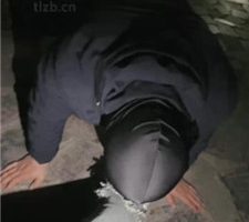 【娩娩大魔王】户外遛狗爬行-舔脏小白鞋 bf38821