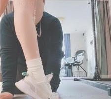 【果儿】转胯骑马遛狗/小白鞋白袜踩虐/鞭打/喂口水踩狗脸 JS240311-11