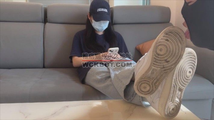 【208少女宿舍】室友单独踩踏狗子 YC-240419-6